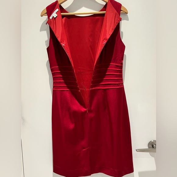 ♥️ Beautiful satin knee length dress with unique pleating pattern - Picture 9 of 10